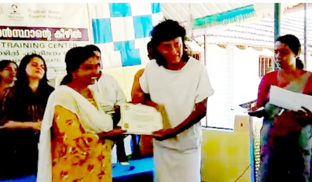 ഡോ. ബോബി ചെമ്മണൂര്‍ സര്‍ട്ടിഫിക്കേറ്റുകള്‍ വിതരണം ചെയ്തു