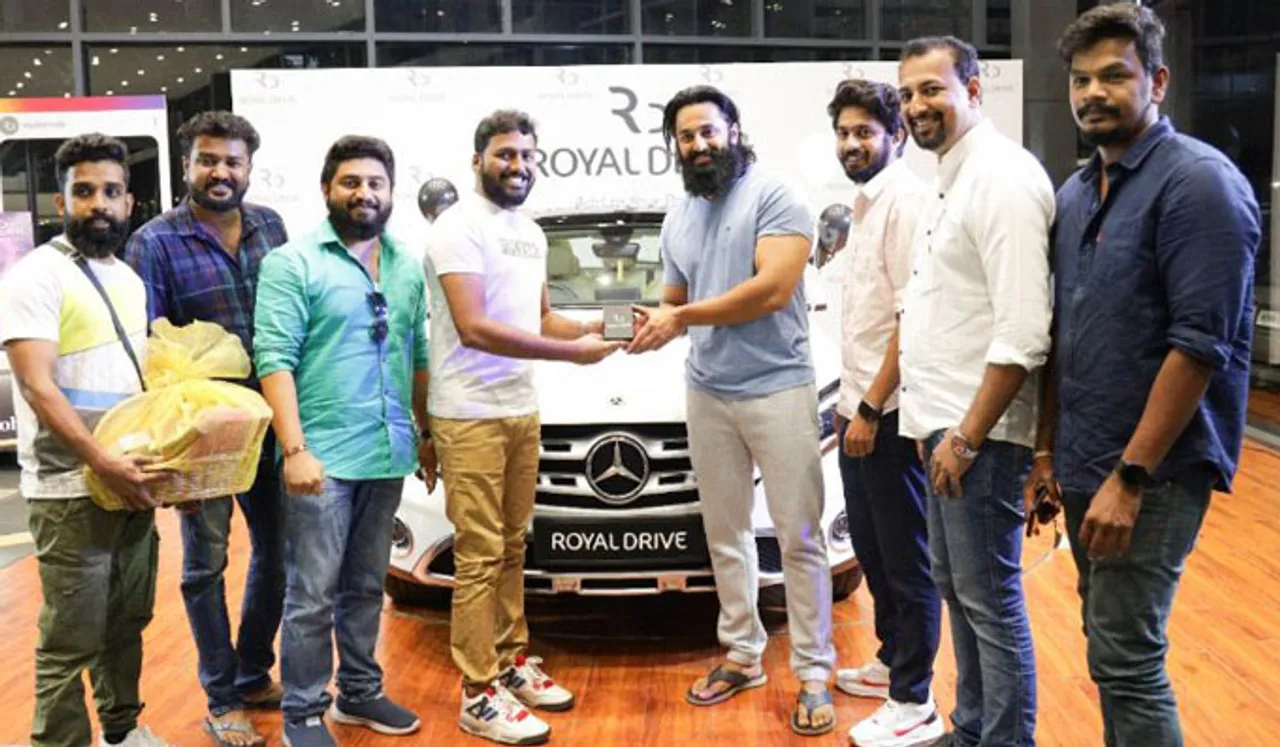 മേപ്പടിയാന്റെ വിജയം: സംവിധായകന് മെഴ്‌സിഡസ് ബെന്‍സ് ജി ക്ലാസ് സമ്മാനിച്ച് ഉണ്ണി മുകുന്ദന്‍