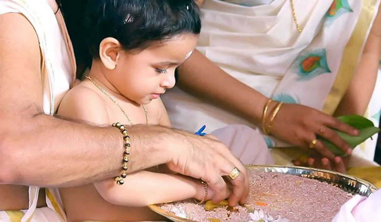 വിജയദശമിദിനത്തിൽ അറിവിന്റെ ആദ്യാക്ഷരം കുറിച്ച് കുരുന്നുകള്‍