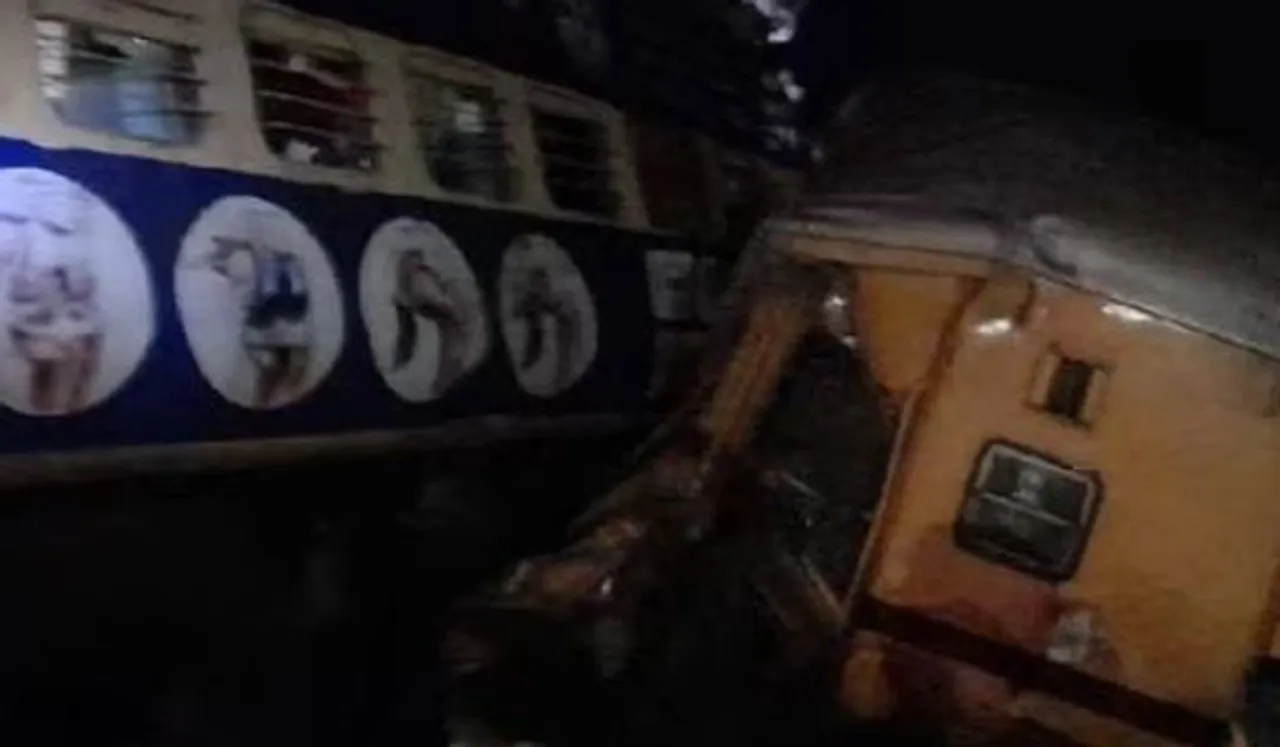 ആന്ധ്രയില്‍ എക്‌സ്പ്രസ് ട്രെയിന്‍ പാസഞ്ചര്‍ ട്രെയിനിലേക്ക് ഇടിച്ചുകയറി; 10 മരണം