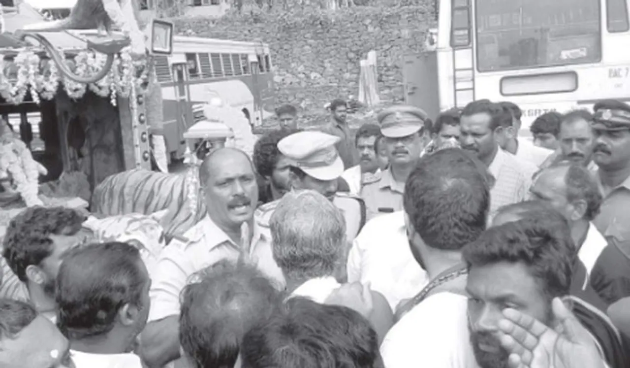 അന്പലപ്പുഴ സംഘത്തെ തടഞ്ഞ സിഐ ഖേദം പ്രകടിപ്പിച്ചു