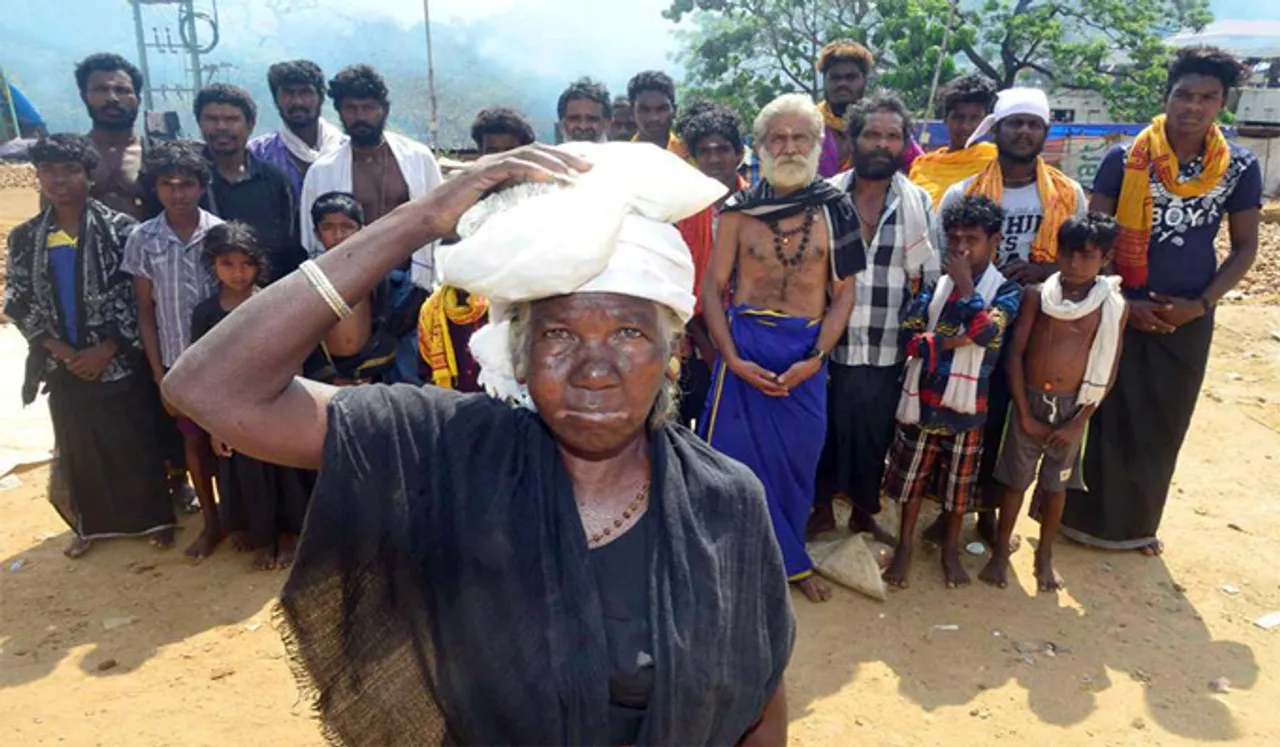 വയനാടന്‍ ചുരമിറങ്ങി ശബരിമലയിലേക്ക് ആദിവാസി മുത്തശ്ശി