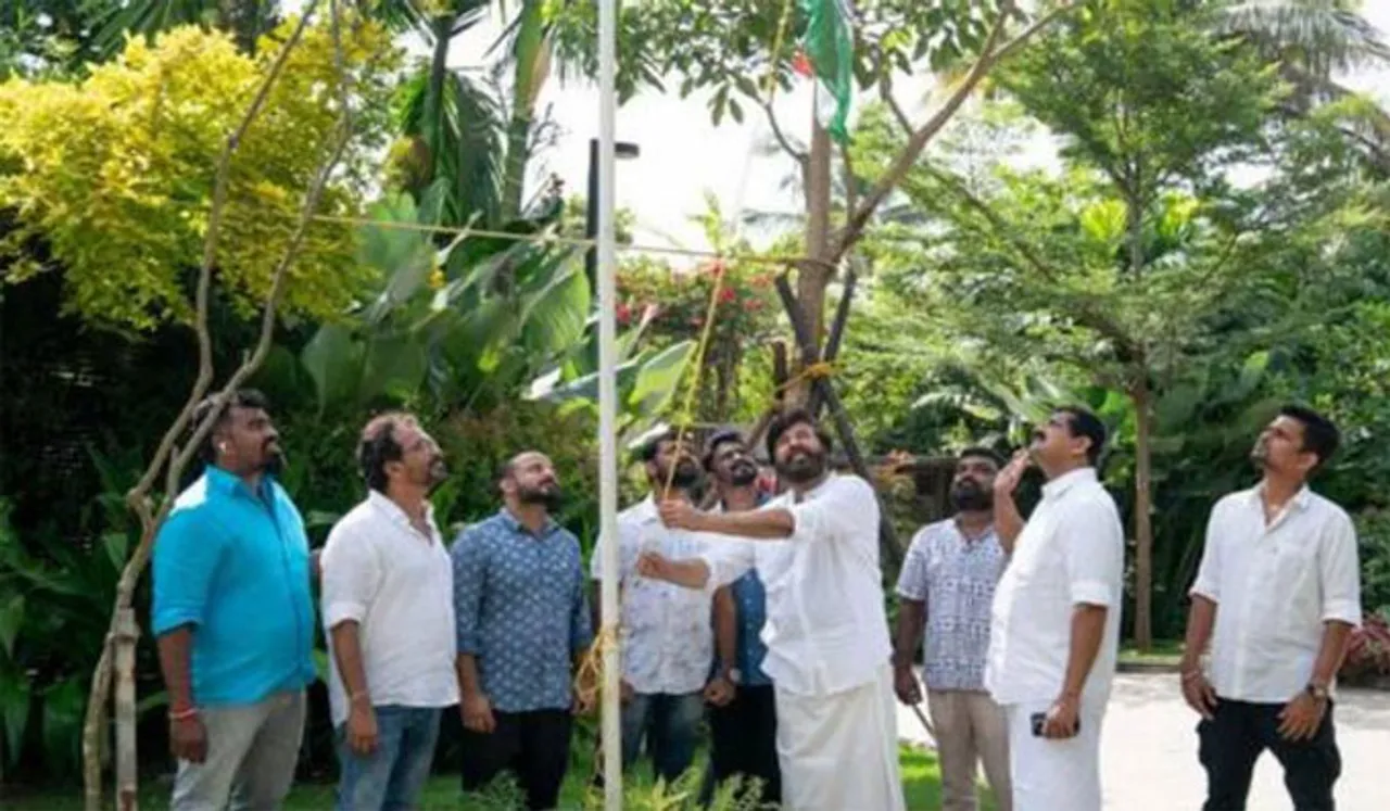സ്വാതന്ത്ര്യദിനാഘോഷത്തില്‍ രാജ്യം; വീട്ടില്‍ ദേശീയ പതാക ഉയര്‍ത്തി മമ്മൂട്ടി