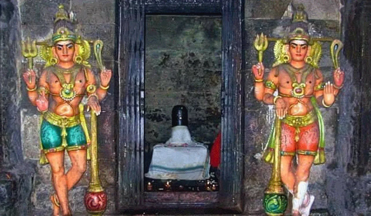 ആരാണ് ദ്വാരപാലകർ? ക്ഷേത്രത്തിൽ അവർക്കുള്ള പ്രാധാന്യം നിസാരമല്ല...