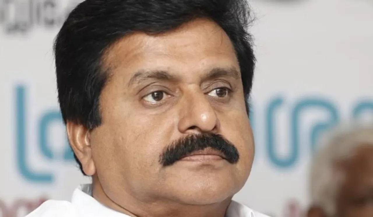 സഹകരണ തട്ടിപ്പെന്ന് ആരോപണം; മുന്‍ മന്ത്രി വി എസ് ശിവകുമാറിന്റെ വീട്ടിനു മുന്നില്‍ പ്രതിഷേധം