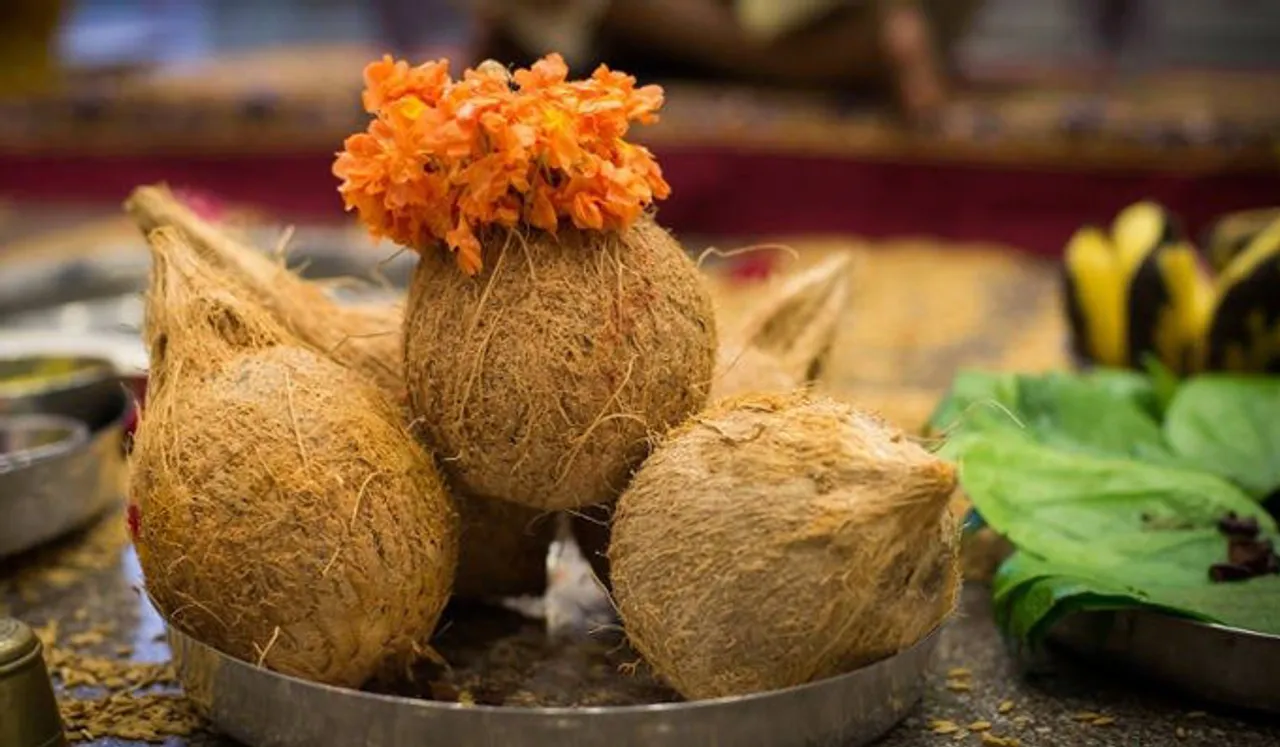ഗണപതി ഭഗവാന് നാളീകേരം ഉടയ്ക്കുമ്പോള്‍