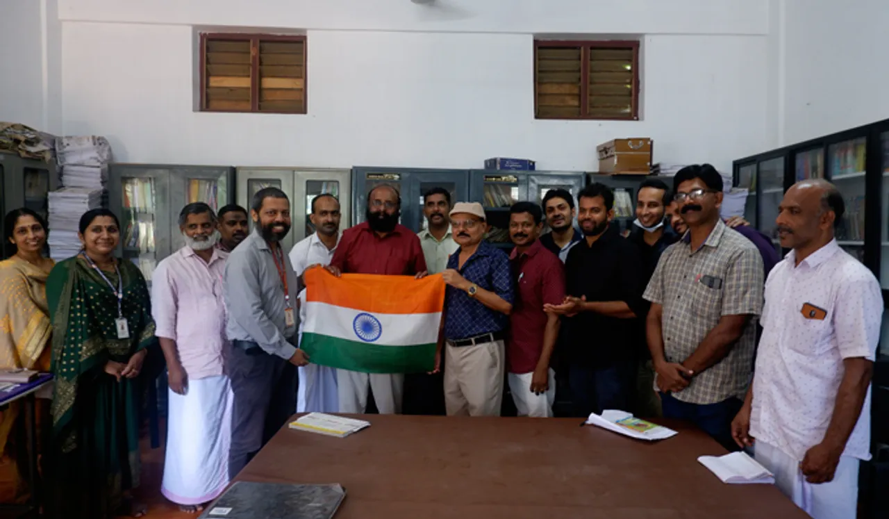 പിഎന്‍ബി സ്‌കൂള്‍ വിദ്യാര്‍ത്ഥികള്‍ക്ക് ദേശീയപതാകകള്‍ നല്‍കി