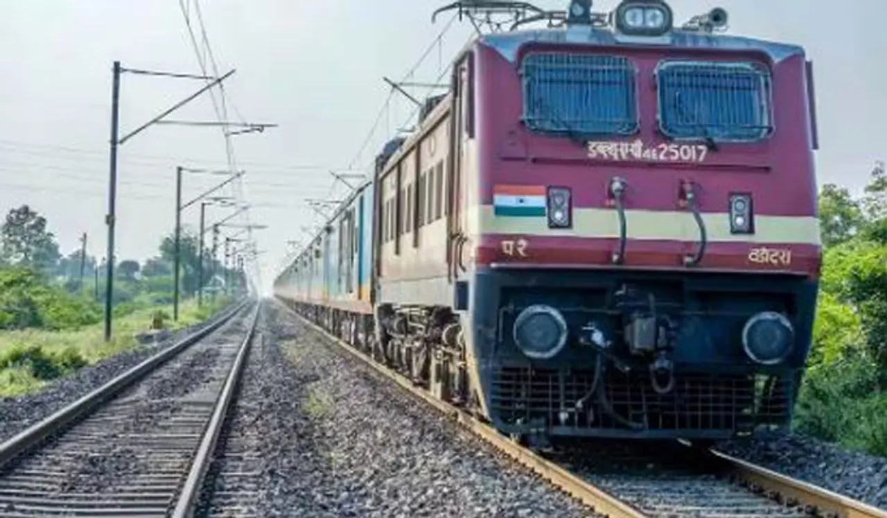മദ്യലഹരിയില്‍ ട്രെയിനില്‍ യുവാവിന്റെ അതിക്രമം; വൃദ്ധ ദമ്പതികളുടെ ദേഹത്ത് മൂത്രമൊഴിച്ചു