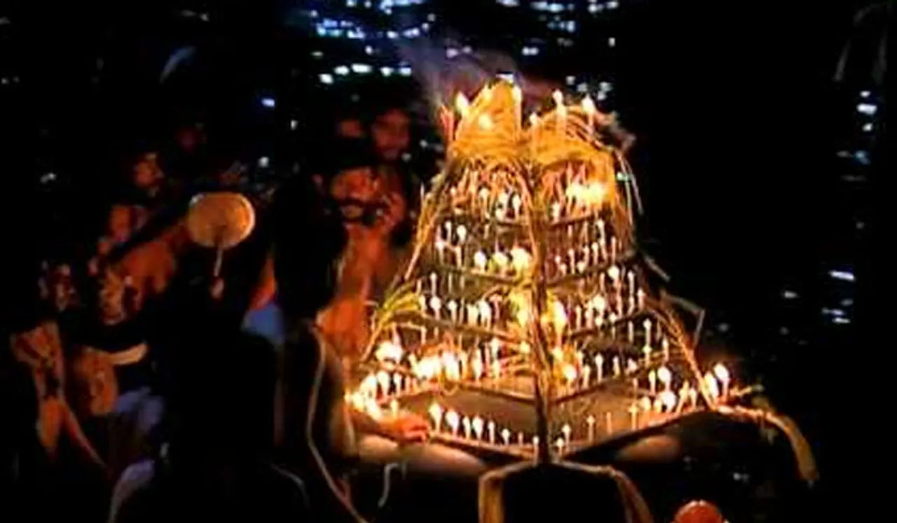 ദീപപ്രഭയില്‍ ജ്വലിച്ച് പമ്പാ