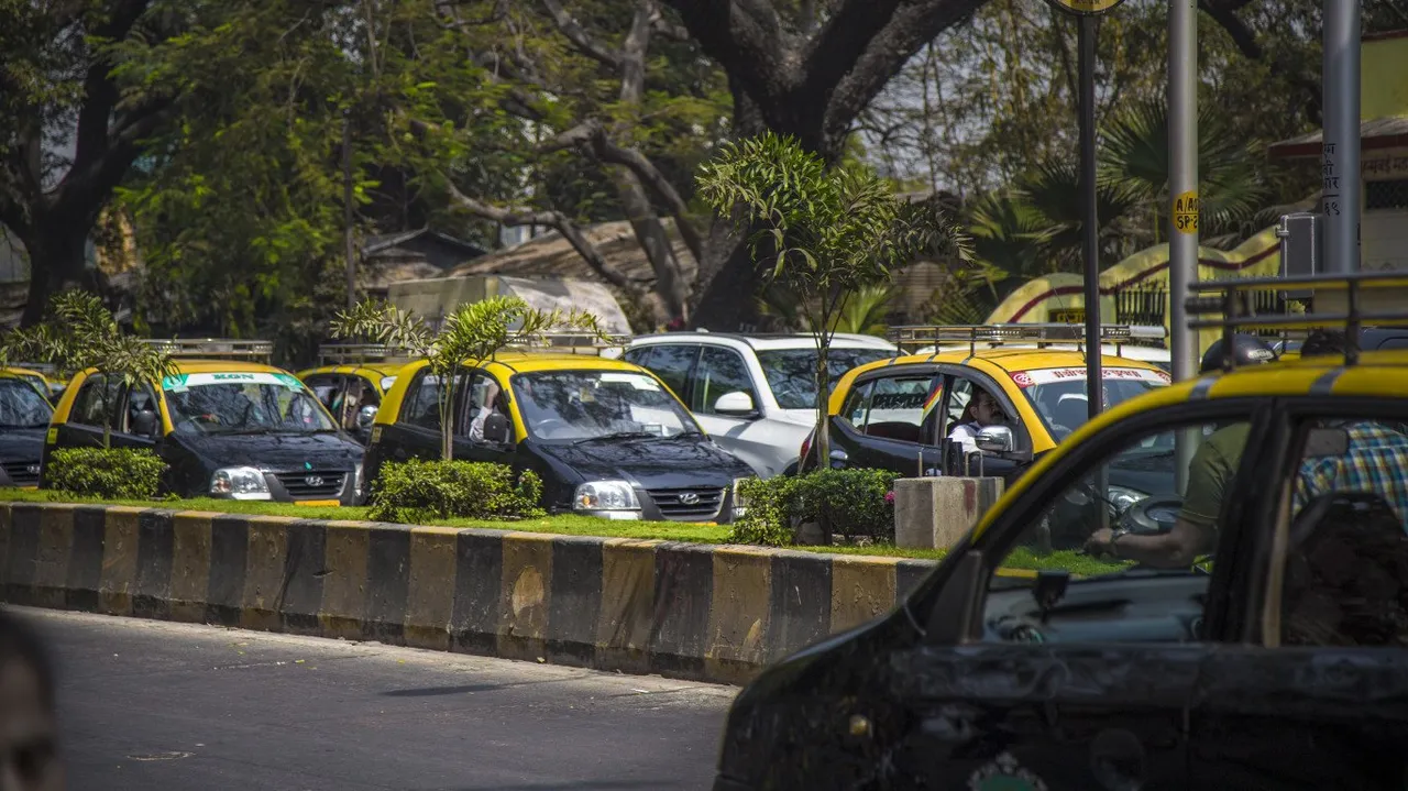 Increased fares in Mumbai: Auto-rickshaw, Kaali Peeli fares in the city have hiked by Rs.3!