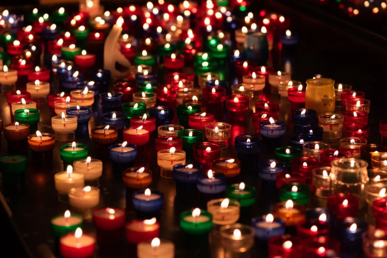 Light up your homes and buy candles online from Indian Brands this Diwali!