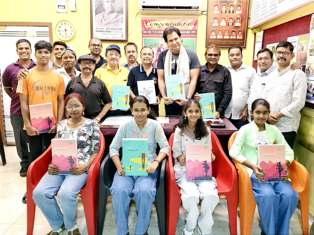 Free books were distributed to children by the Photographers Association (1)
