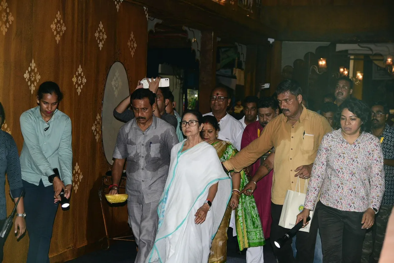 Chief Minister Mamata Banerjee inaugurated the Durga Puja pandal of Bhawanipur 75 Pally built on the theme of Binodini (1)