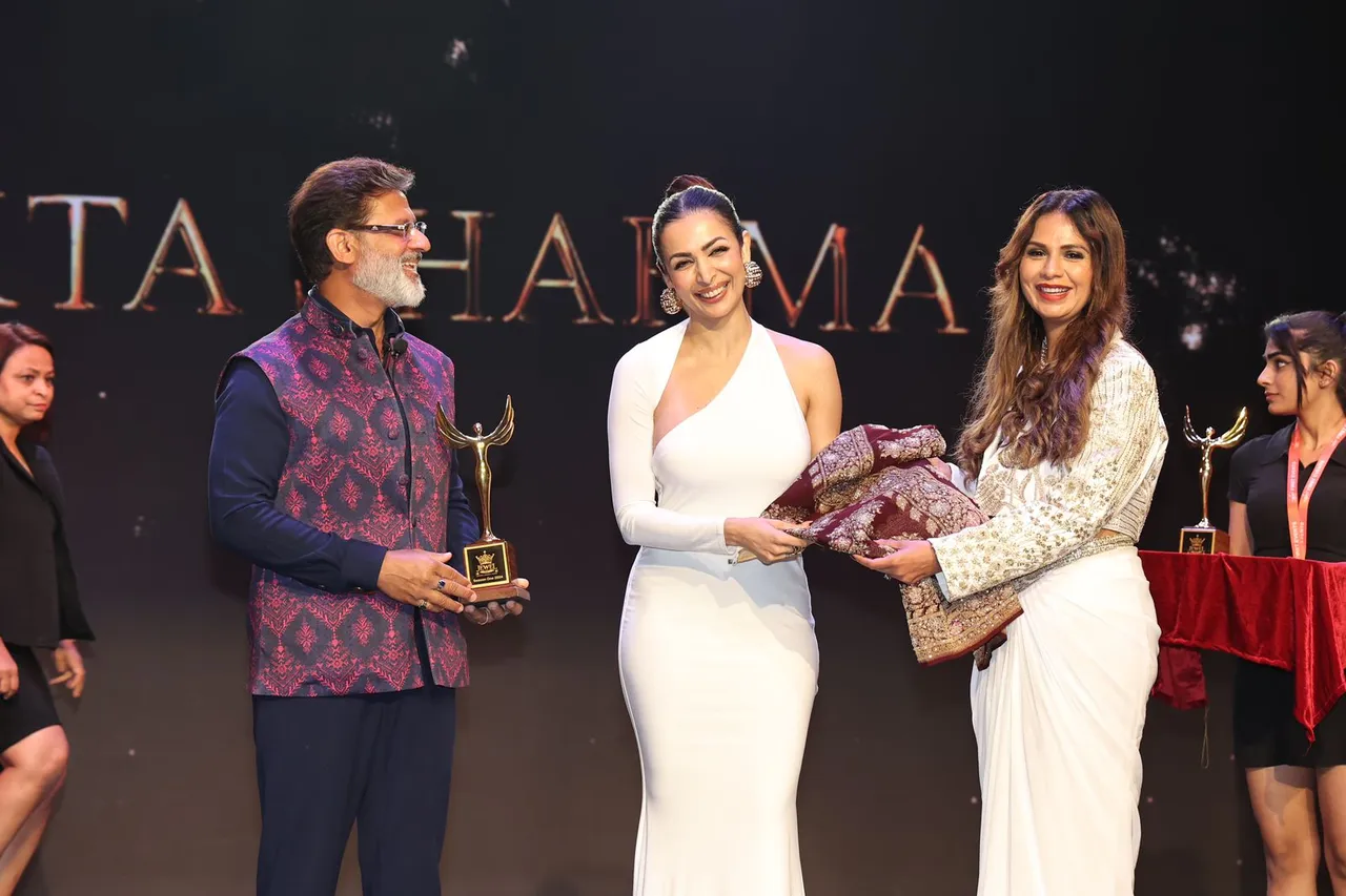 Malaika Arora and Narifirst Aikta Sharma present the Jewel of India Trophy to Rupinderkaur Khera Eesha Agarwal