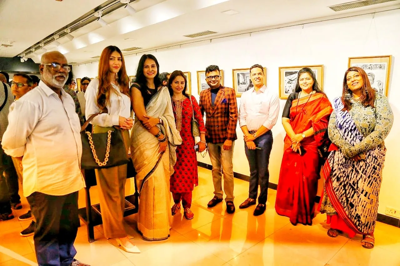 किरण नागरकर रेट्रो 80 फ्रेम्स: द मैन, द टाइम्स, हिज वर्क एट जहांगीर आर्ट गैलरी में नजर आए यह सितारे