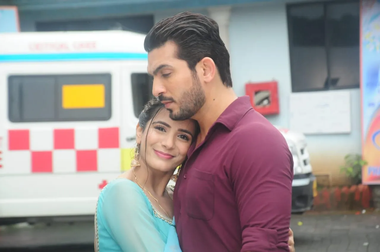 एक रोमांटिक सीन की शूटिंग के लिए Arjun Bijlani और Nikki Sharma ने 7-8 घंटे तक किया मुंबई की भारी बारिश का सामना
