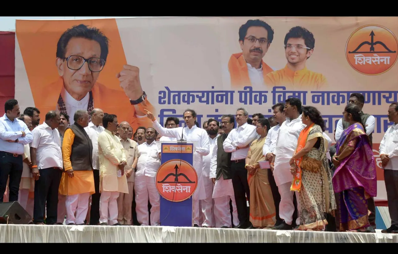 शिवसेना अध्यक्ष उद्धव ठाकरे पार्टी कार्यकर्ताओं के साथ बीमा कंपनियों के खिलाफ मुंबई में किसानों के प्रीमियम दावों के लिए विरोध रैली में भाग लिया