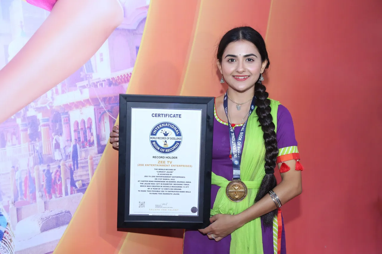 ज़ी टीवी की मिठाई इंटरनेशनल बुक ऑफ़ रिकॉर्ड्स में शामिल होने के बाद देबत्तमा साहा कहते हैं, "यह पहली बार था जब मैं विश्व रिकॉर्ड के प्रयास का हिस्सा था"