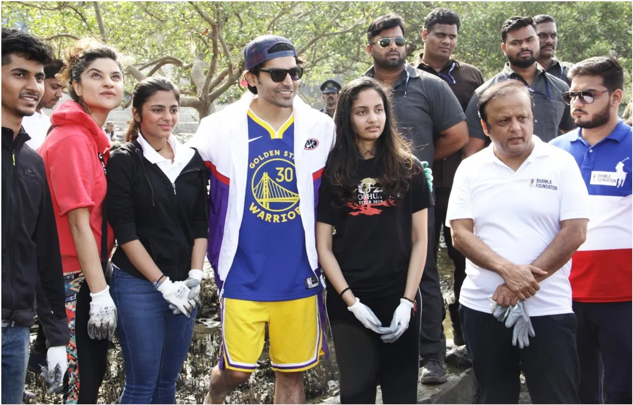 आदित्य ठाकरे, आशीष शेलार, ईशा गुप्ता, गुरमीत चौधरी और आसिफ भामला मुंबई के कार्टर रोड पर समुद्र तट की सफाई करते नजर आए