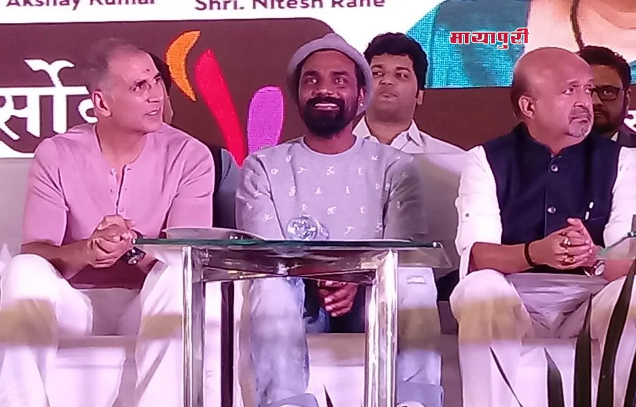 मुंबई में देवेंद्र फडणवीस और अक्षय कुमार ‘वेर्सोवा फेस्टिवल’ का उद्घाटन करने पहुंचे