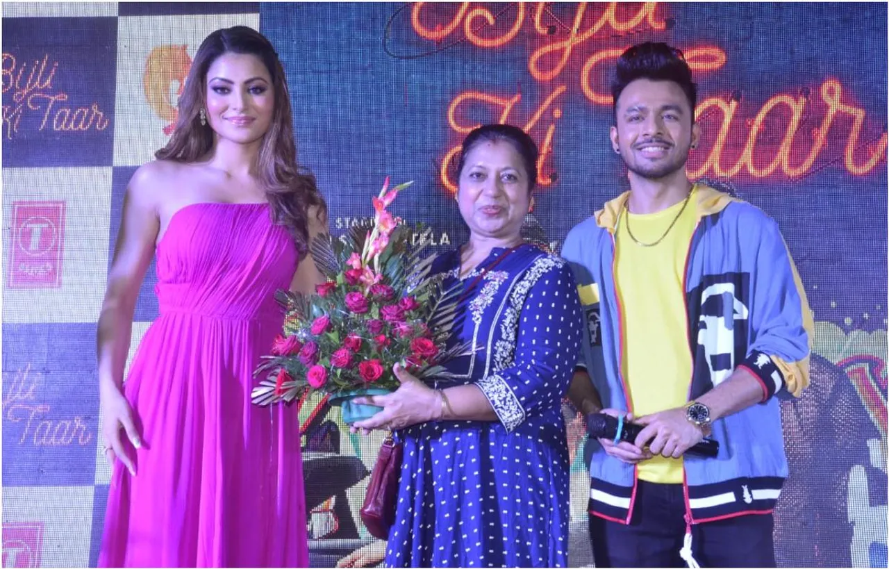 ‘बिजली की तार’ सॉन्ग के लॉन्च के दौरान उर्वशी रौतेला और टोनी कक्कड़ ने की मस्ती