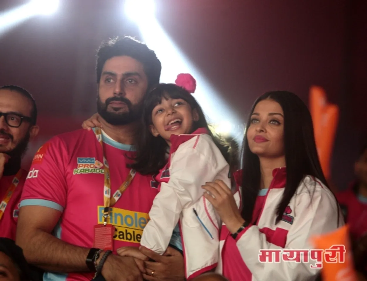 'प्रो कबड्डी मैच 2017' में अपनी अपनी टीम को चीयर करने पहुंचे 'बॉलीवुड स्टार्स'