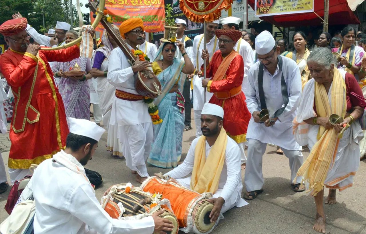 भगवान विठ्ठल मंदिर में आषाढ़ी एकादशी के अवसर पर बिंदी जुलूस में भाग लेते हुए भक्त