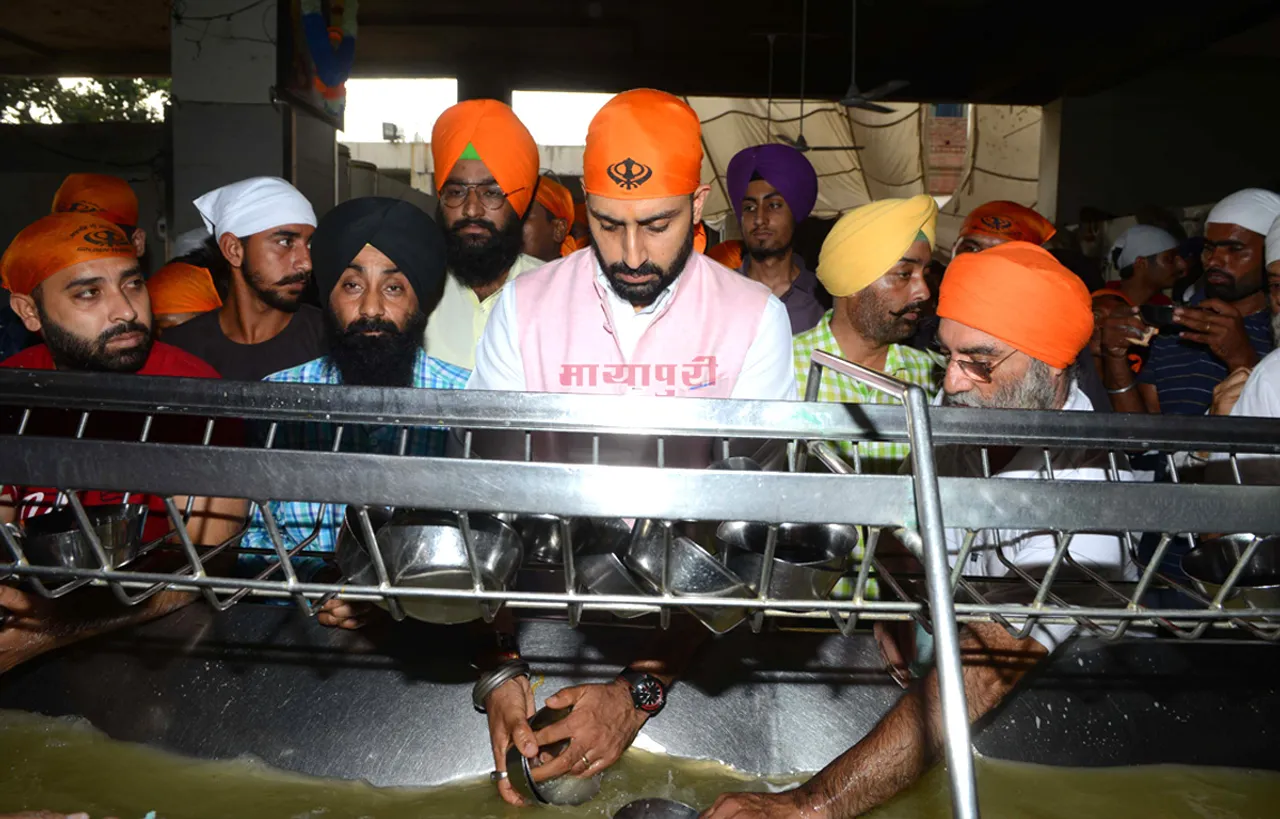 फिल्म मनमर्जियां की सफलता की दुआ मांगने स्वर्ण मंदिर माथा टेकने पहुंचे अभिषेक बच्चन