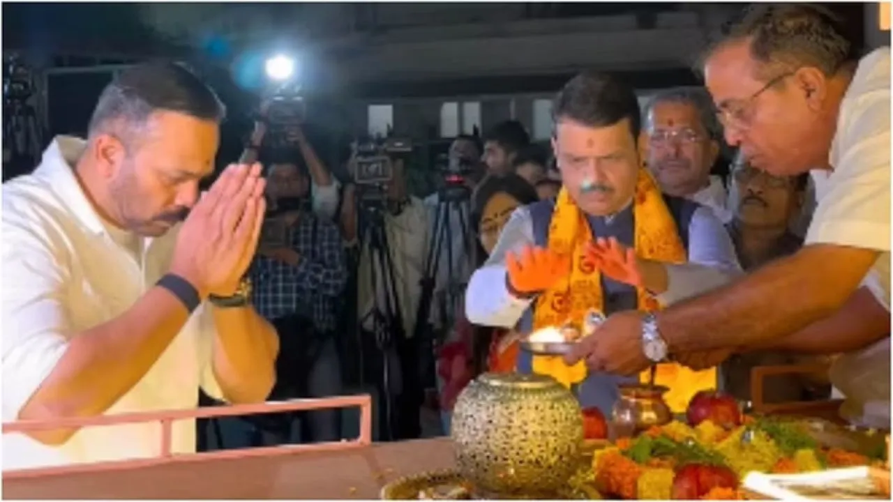 मुंबई में तैयार हुई राम मंदिर की रथ प्रतिकृति, उप मुख्यमंत्री फडणवीस और रोहित शेट्टी ने साथ में की पूजा 