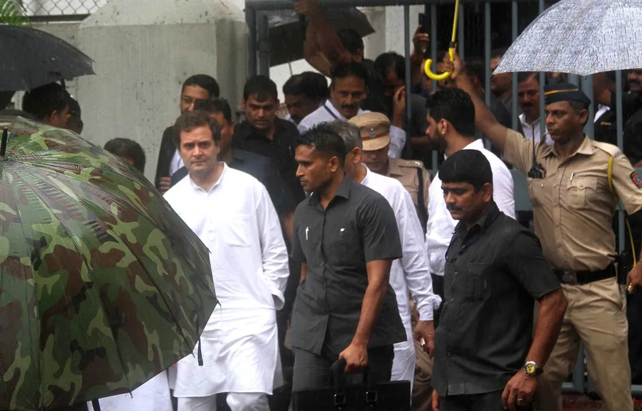 राहुल गांधी और माकपा नेता सीताराम येचुरी मुंबई में एक मजिस्ट्रेट अदालत पहुंचे