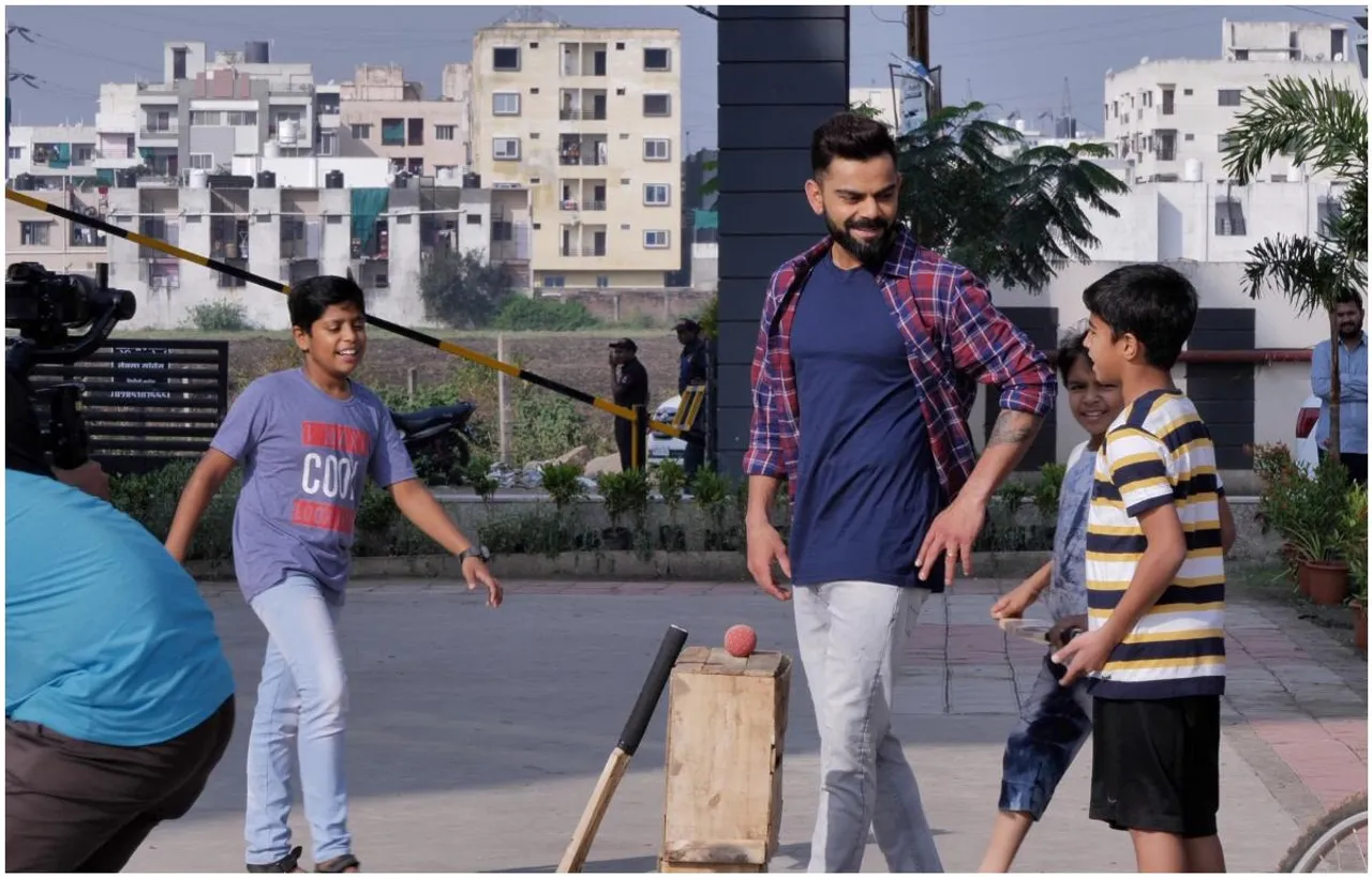 विराट कोहली ने इंदौर की गलियों में बच्चों के साथ खेला क्रिकेट