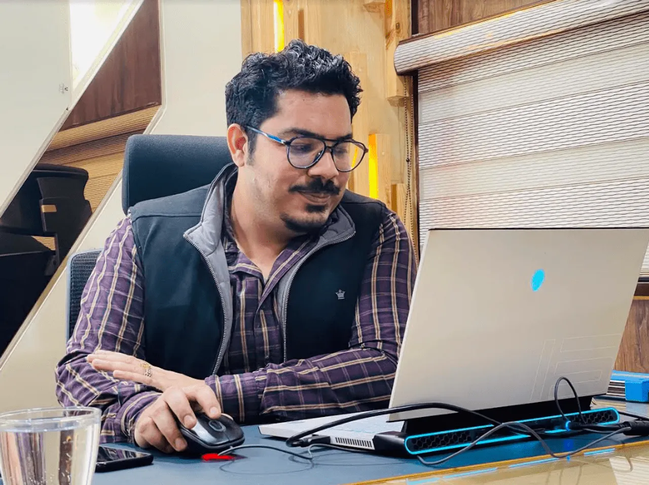गायक दीपक कामरा ने अपना डेब्यू किया और YouTube और रेडियो पर अपना डिजिटल एल्बम जारी किया
