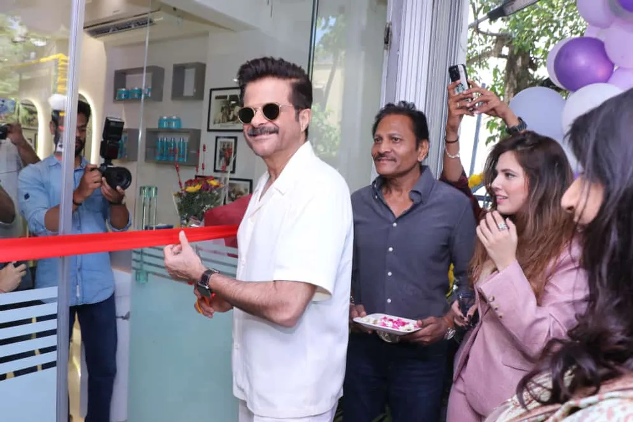 Anil Kapoor ने मुंबई में अपने मेकअप आर्टिस्ट के सैलून का उद्घाटन किया