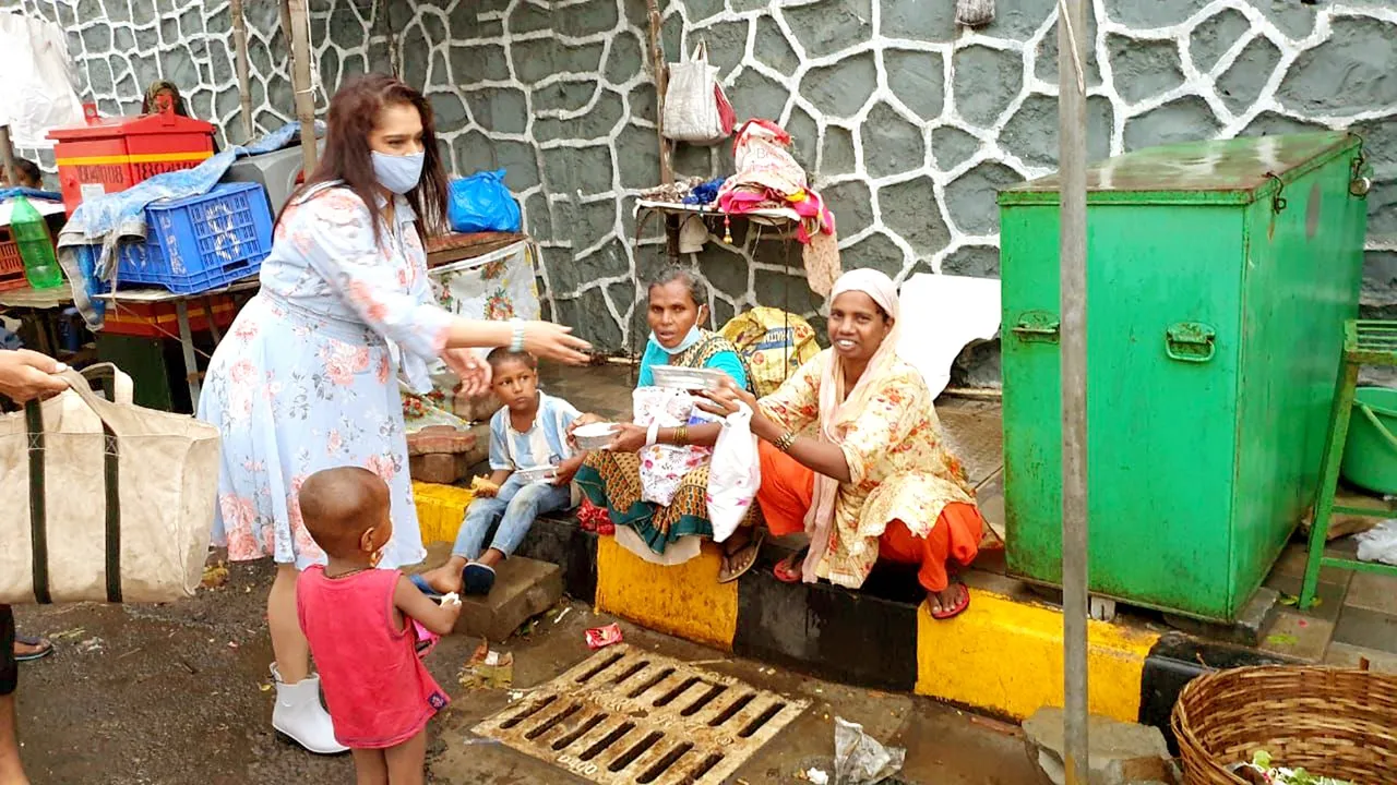 एकता जैन ने अपने जन्मदिन पर ज़रूरतमंद लोगों को खाना खिलाया