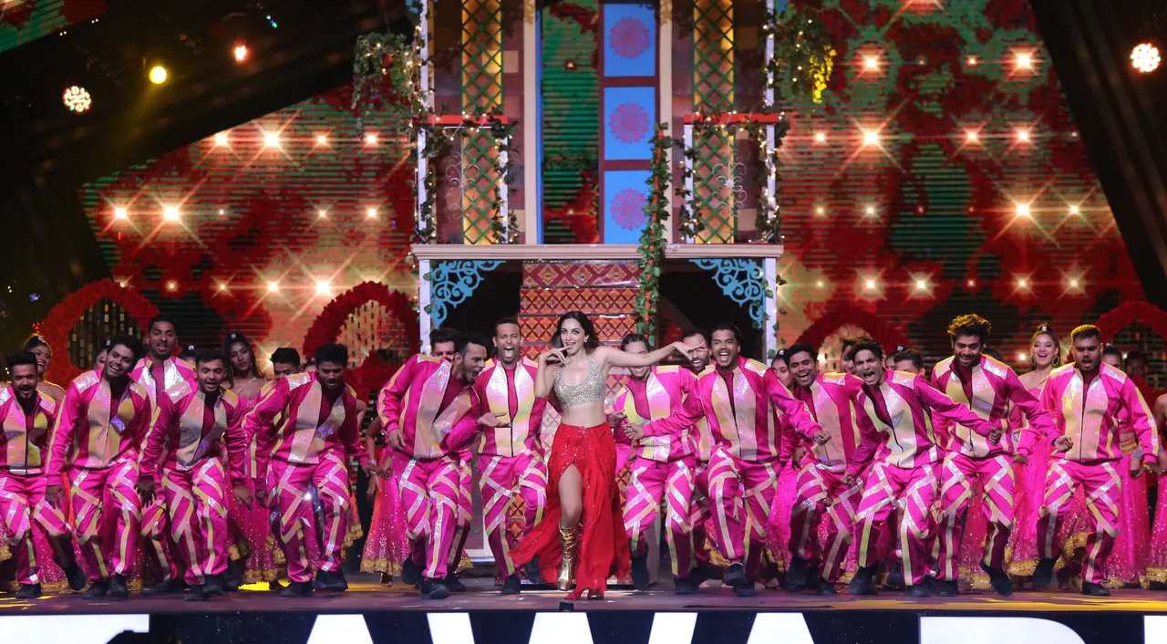 Zee Cine Awards 2023 में Kiara Advani के धमाकेदार एक्ट ने दर्शकों के दिलों पर गिराई ‘बिजली‘