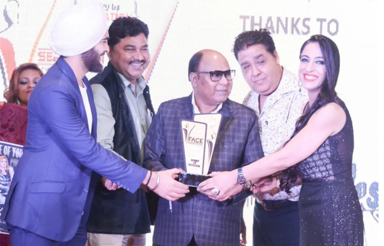 फेस राष्ट्रीय गौरव अवॉर्ड 2018 कार्यक्रम में संजय मलिक ने सिंगर मो. अजीज को किया सम्मानित