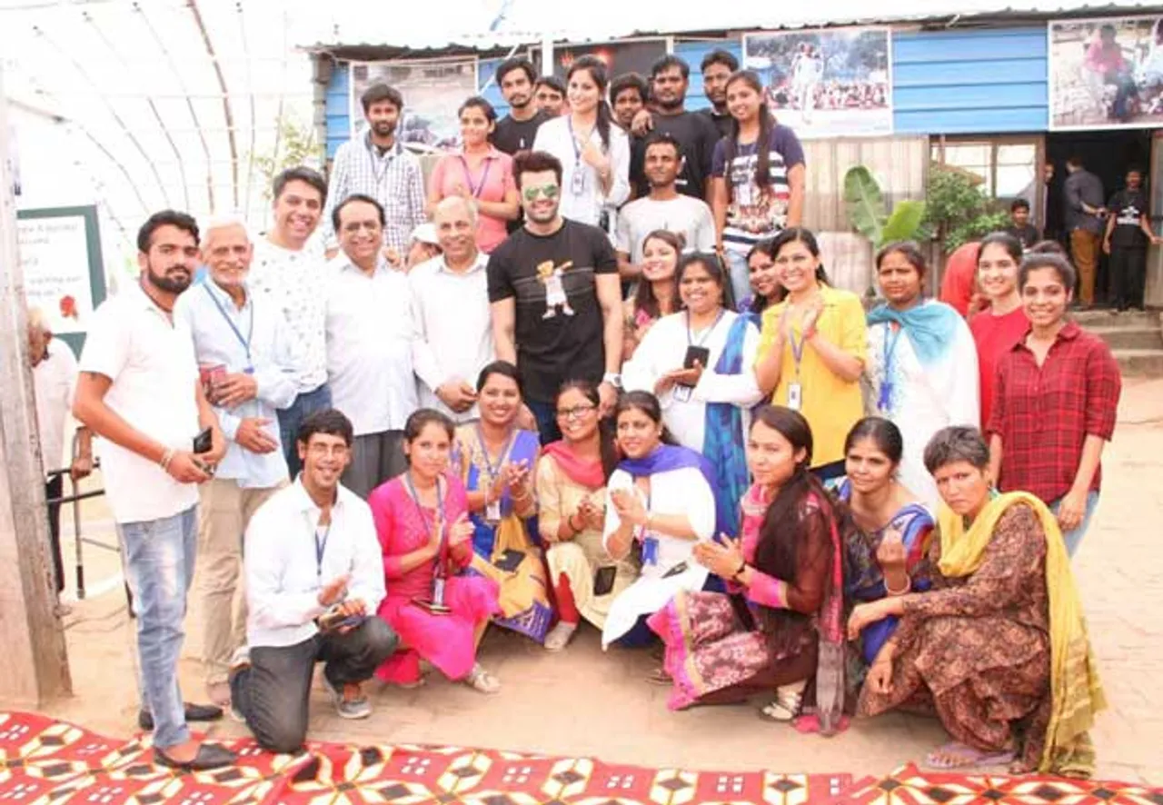 मनीष पॉल ने बेटे के जन्मदिन पर बांटे 400 जोड़ी जूते 