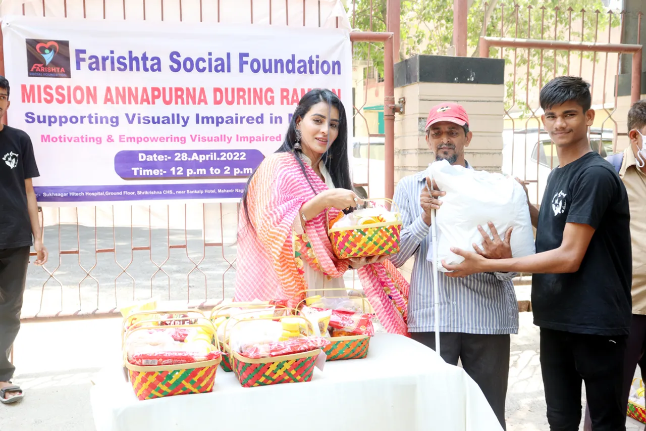 रेहा खान ने फरिश्ता सोशल फाउंडेशन के द्वारा मुम्बई में कुछ मजबूर लोगों को राशन किट देकर मदद की