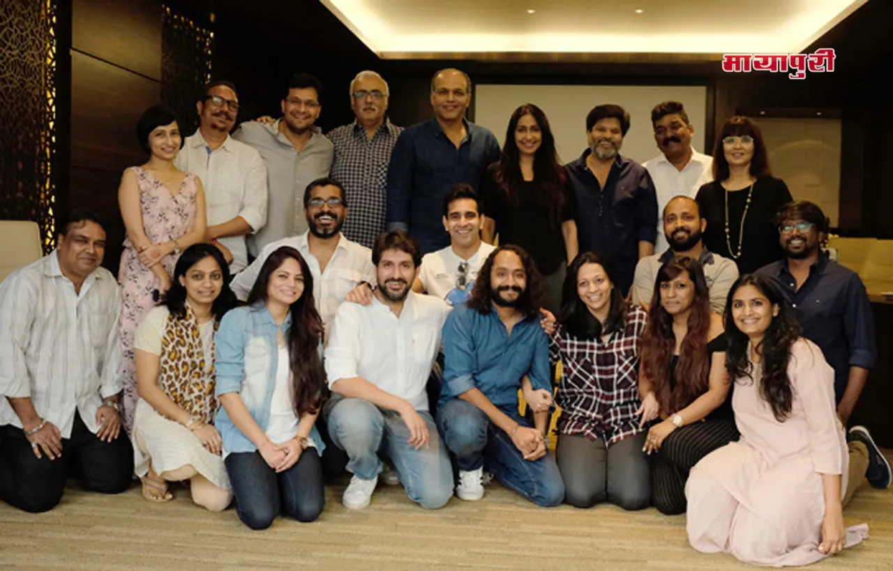 जोधा अकबर के 10 पूरे होने की ख़ुशी में आशुतोष गवारीकर ने टीम के लिए रखी रीयूनियन पार्टी