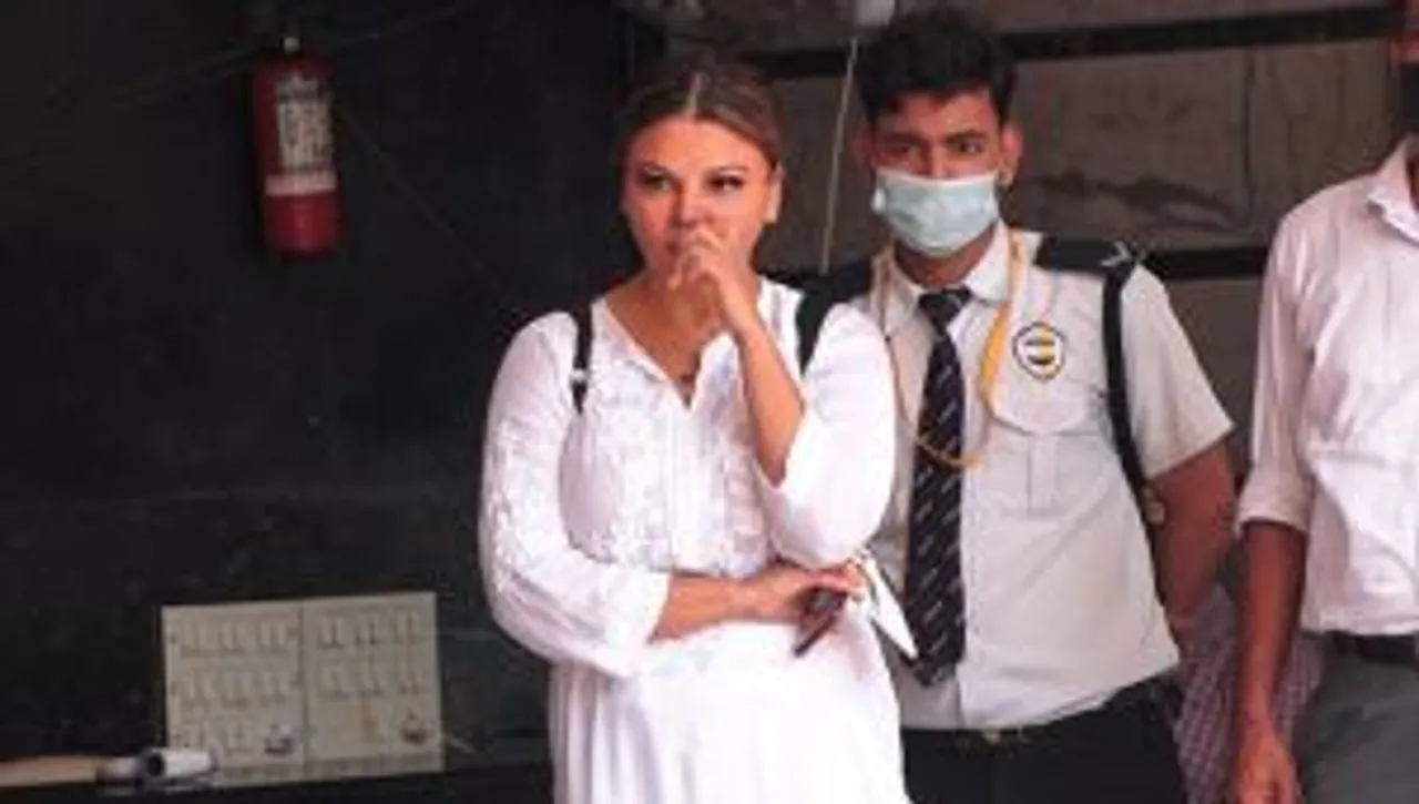 सिद्धार्थ शुक्ला के अंतिम संस्कार के बाद Rakhi Sawant ने उनके माँ से की मुलाकात