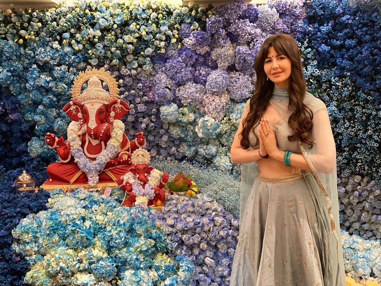 जॉर्जिया एंड्रियानी बाप्पा का सवागत करके उनसे आशीर्वाद लेते हुए आयी नज़र