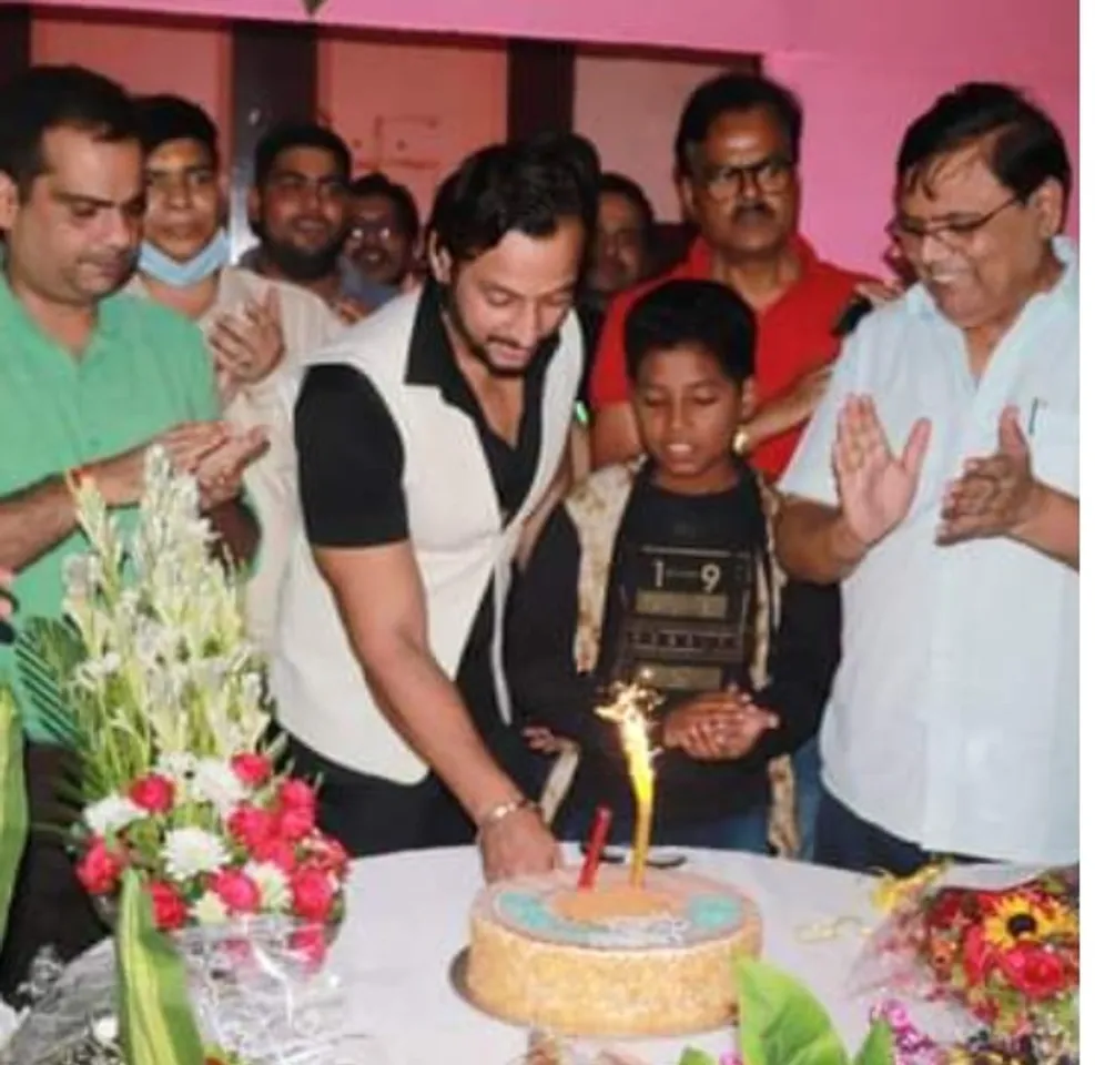 अभिनेता जावेद पठान का धनबाद की गलियों से सिल्वर स्क्रीन और बॉलीबुड तक का सफर, प्रीमियर पर जन्मदिन भी धूमधाम से मनाया गया |