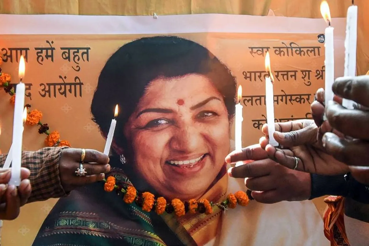 पीएम मोदी सहित इन सेलेब्रिटी ने लता दीदी के निधन पर जताया शोक, साथ ही महाराष्ट्र में सोमवार को सार्वजनिक छुट्टी की हुई घोषणा