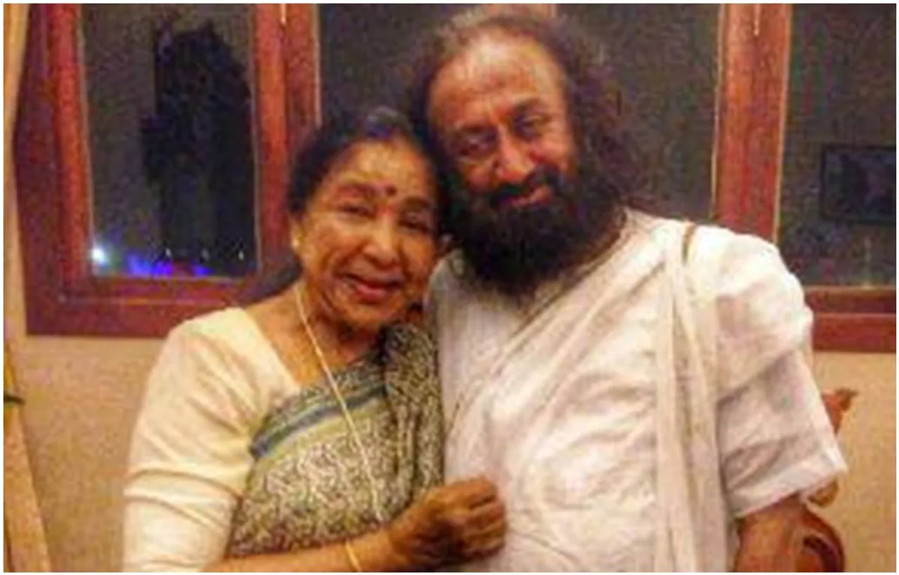 आशा भोसले ने ज़नाइ भोसले और रजिता कुलकर्णी के साथ श्री श्री रवि शंकर का आभार व्यक्त करते हुए गीतों की घोषणा की