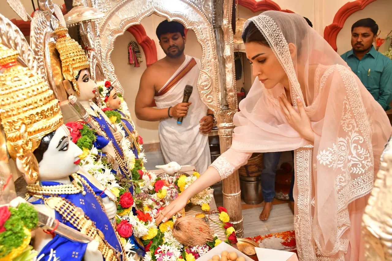 आदिपुरुष अभिनेत्री कृति सनोन ने पुणे के तुलसीबाग के मंदिर में किये दर्शन