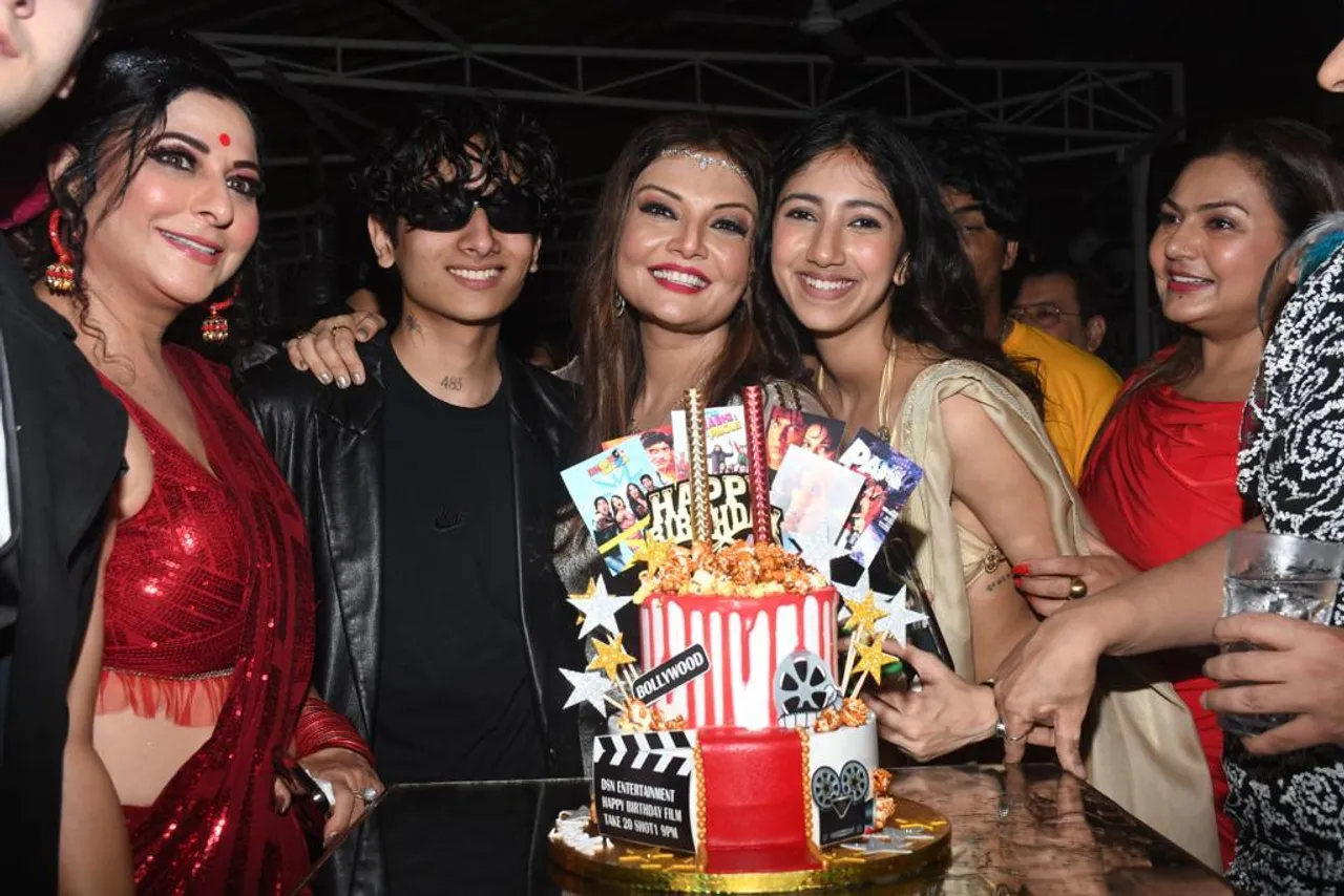 मिलते हैं ‘शान’ से-बर्थ-डे-गर्ल  दीपशिखा अपनी ‘बॉलीवुड-थीम’ सुपर-हिट पार्टी में ‘परवीन बाबी’ के रूप में चकाचैंध!