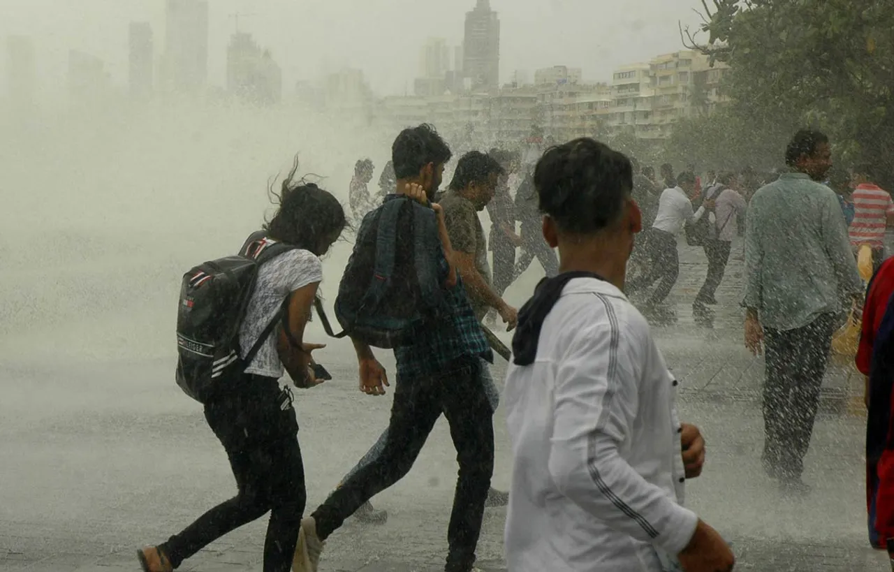 मानसून की बारिश का लुत्फ़ उठाने के लिए मरीन ड्राइव पर शामिल हुए कईं यंगस्टर्स