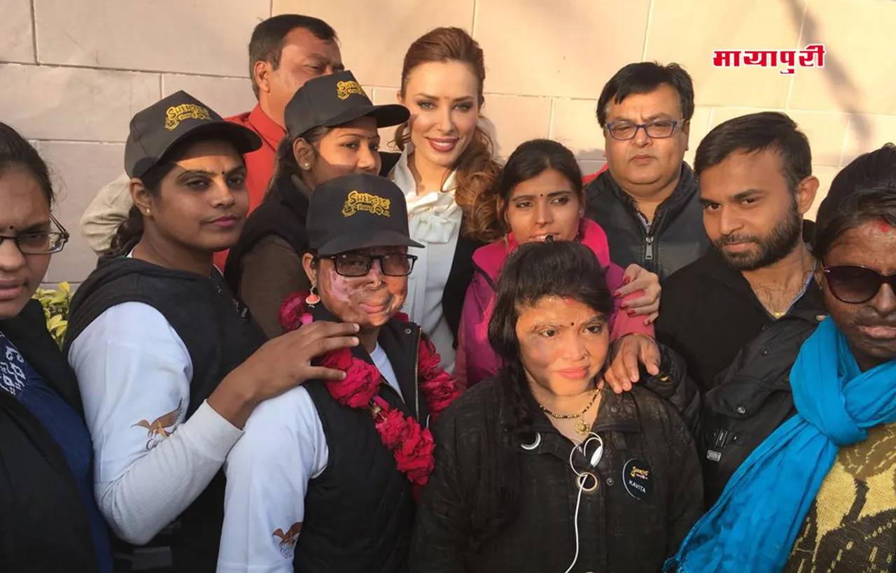 लखनऊ के 'शीरोज हैंगआउट कैफे' में एसिड अटैक सर्वाइवर से मिलने पहुंची युलिया वंतुर