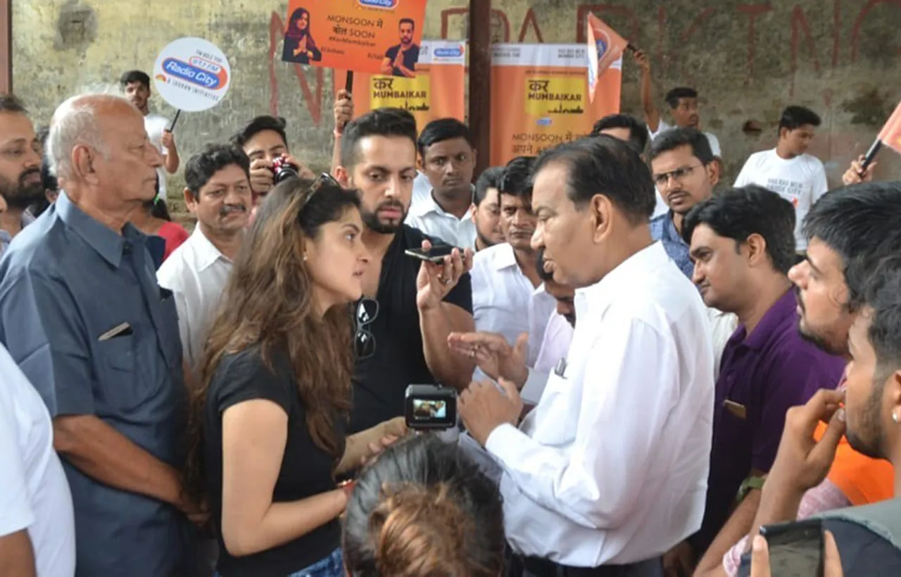 रेडियो जॉकी सलिल और रेडियो जॉकी अर्चना 'कर मुम्बईकर' अभियान के लिए मलाड पहुँचे, लोगों की समस्याओं का किया समाधान