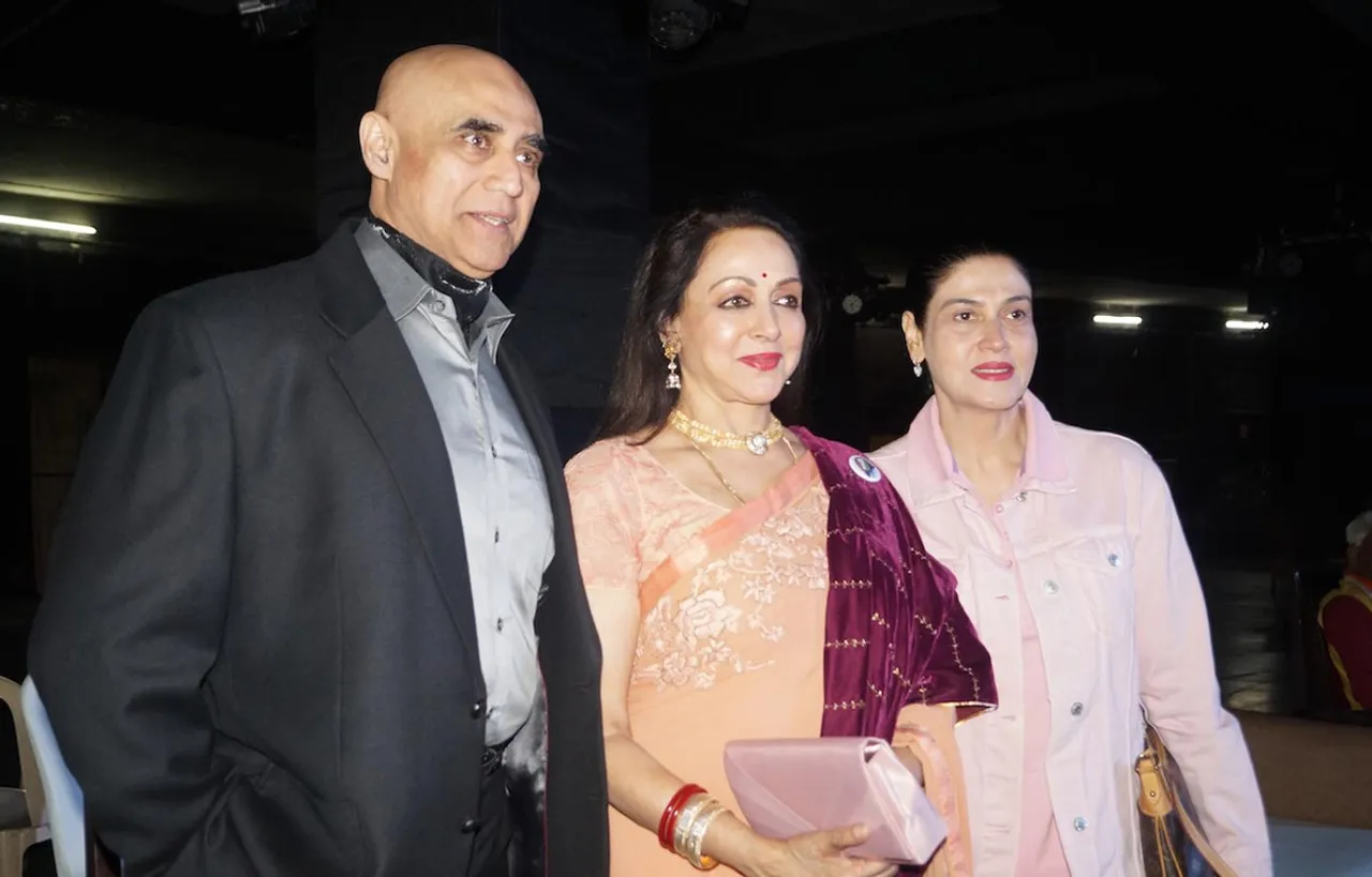 राजनैतिक दिगज्जों के साथ ही बॉलीवुड स्टार्स ने किया शहीदों के अदम्य साहस को सलाम 